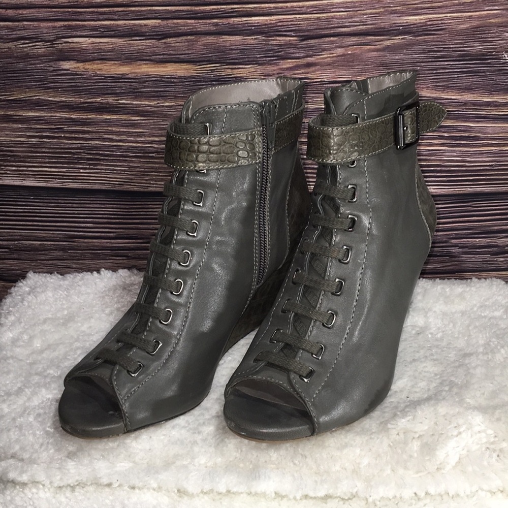 Vince Camuto olive leather lace up heels